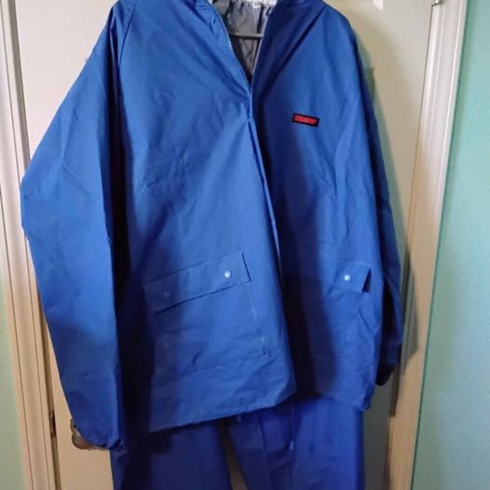Men's Stearns windbreaker Set, 2 Piece pants and jacket, Size XL  (R-XL)